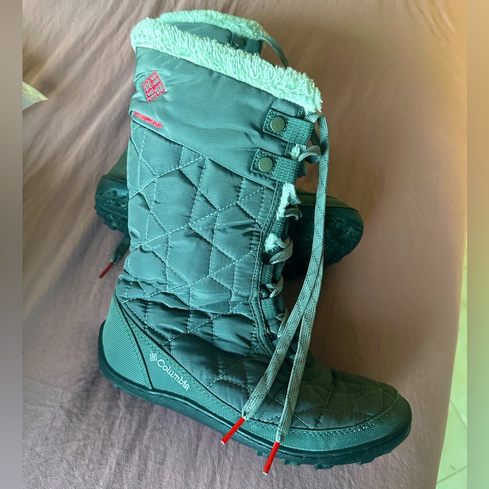 Columbia woman winter boots sz 5.5